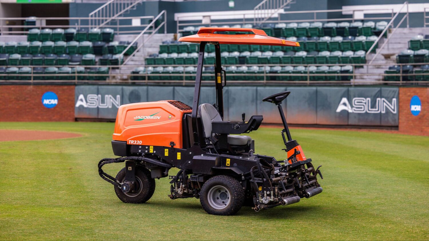 Jacobsen TR330 4